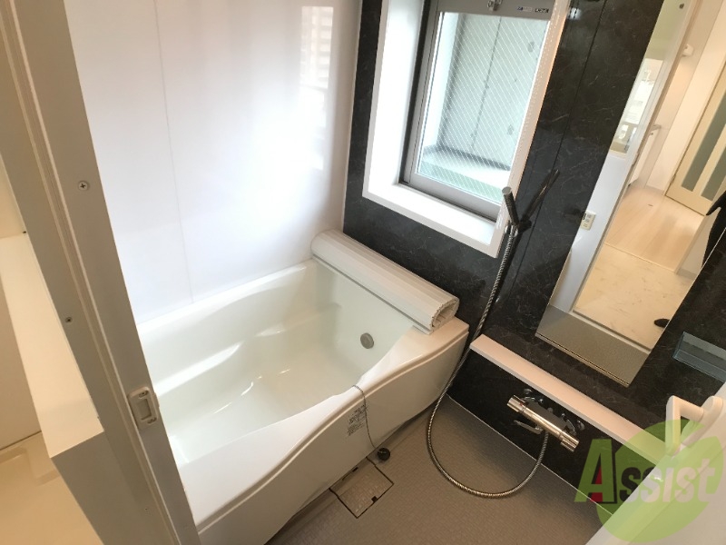 バス・シャワールーム　落ち着いたデザインの浴室。ゆったりできそうです。