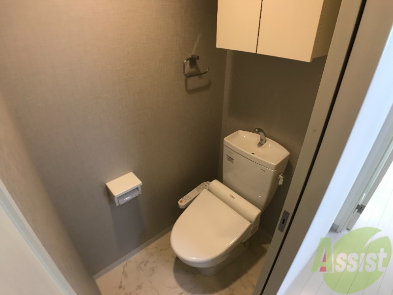 トイレ　トイレはウォシュレット機能付きです。安心して使用できますね。