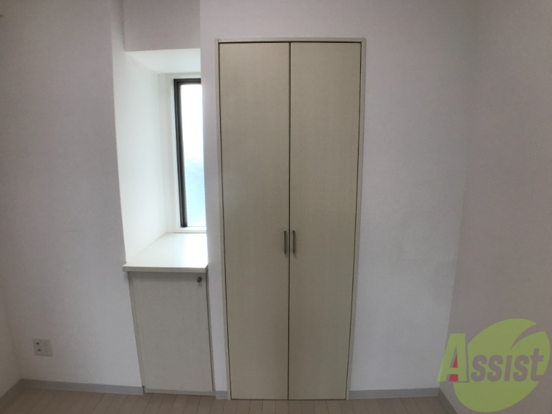 収納　洋室のクローゼットは一人暮らしにはちょうど良いサイズですね。