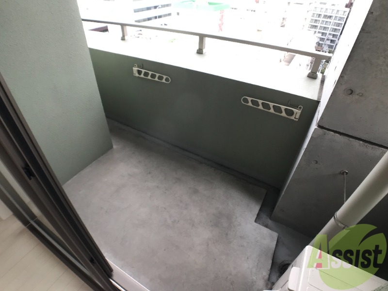 バルコニー　バルコニーは洗濯物を干すのに十分な広さがありますね。