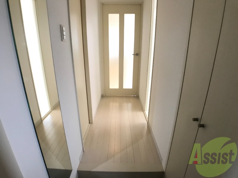 玄関　玄関からの様子です。すぐ部屋が見えないのは安心ですね。