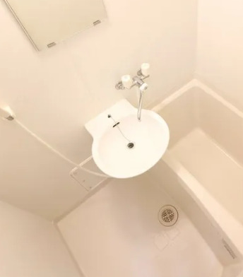 洗面設備　明るい洗面所です