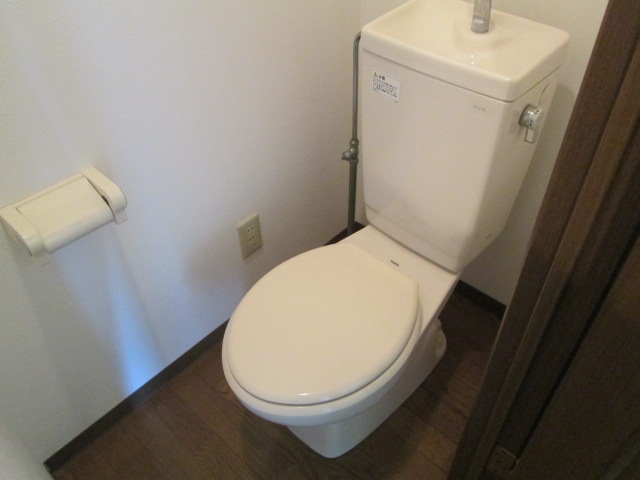 トイレ　温水洗浄便座付きます