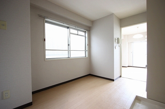 居室・リビング　同物件、別号室のものです。