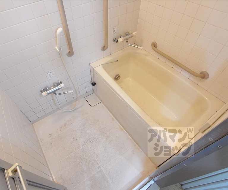 バス・シャワールーム　ゆったり入れるバスルームです。