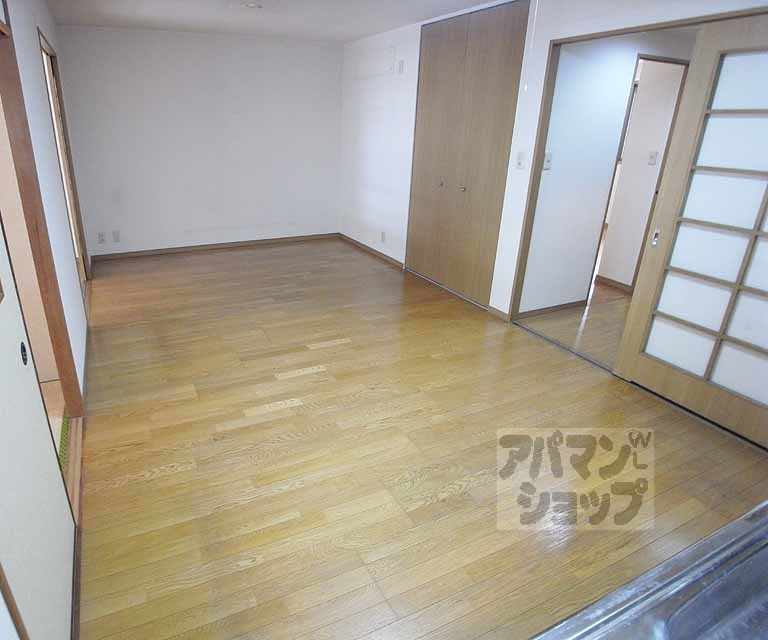 居室・リビング　１２．３帖の洋室です。