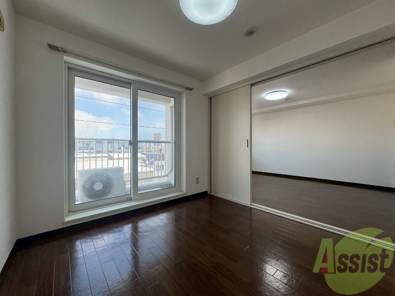 その他部屋・スペース　こちらが寝室です。窓が大きくて明るいですね。