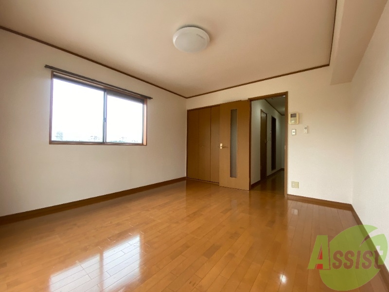 その他部屋・スペース　別の角度から洋室を撮影しました。２枚戸から陽が射しています。