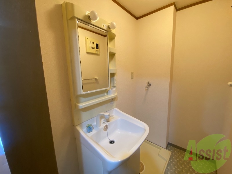 洗面設備　洗面台。朝の身支度はここでばっちり決めましょう。