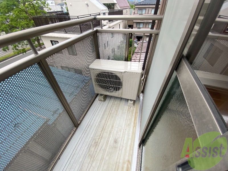 バルコニー　こちらはバルコニー。洗濯物が干せるようになっています。