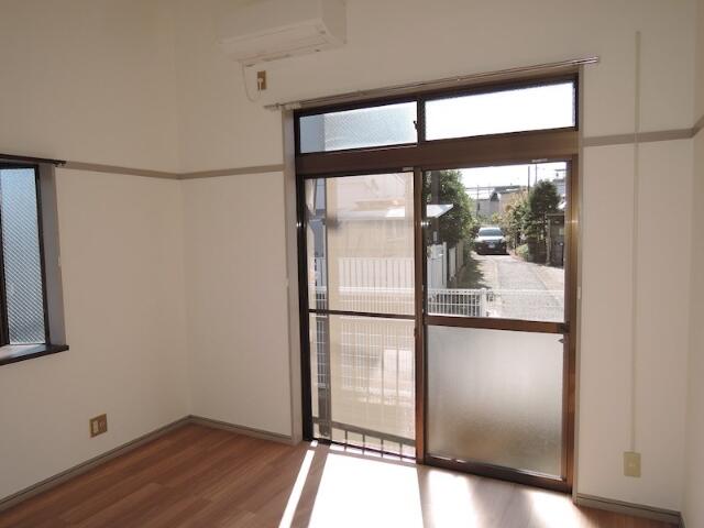 居室・リビング　二面採光の明るい洋室