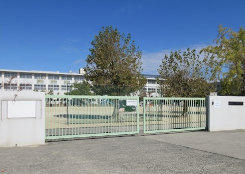 小学校　四條畷小学校（小学校）まで951m