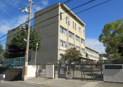 中学校　四條畷中学校（中学校）まで1677m