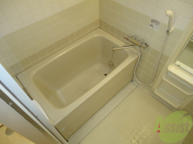 バス・シャワールーム　足も伸ばせる広々浴槽を採用。