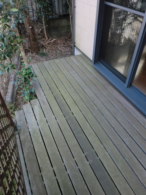 その他設備　１F寝室の掃きだし窓からはウッド調デッキに出る事が出来ます！