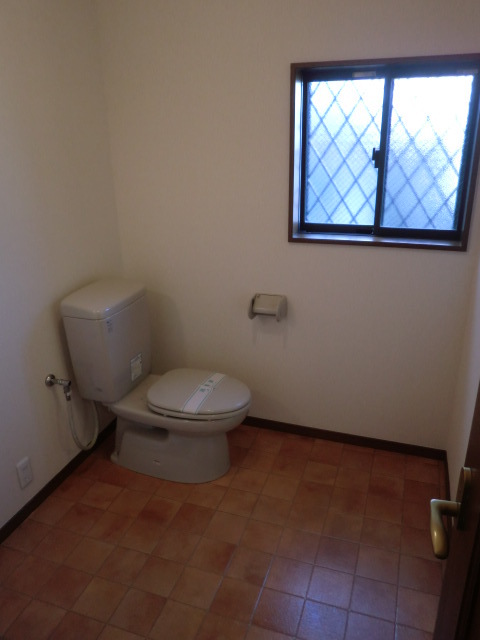 トイレ　大きな窓がついてますので換気もバッチリ