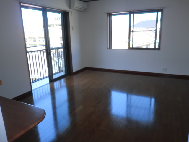 居室・リビング　天井が高く角部屋で朝日が差し込むリビング！