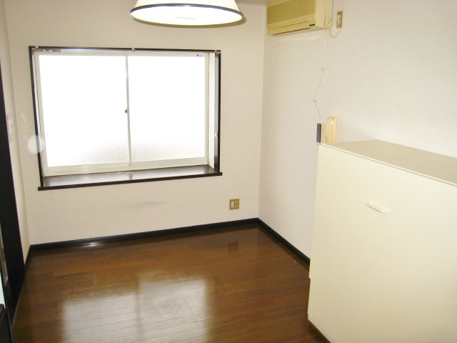 居室・リビング　大きな出窓で光もたくさん入ります☆