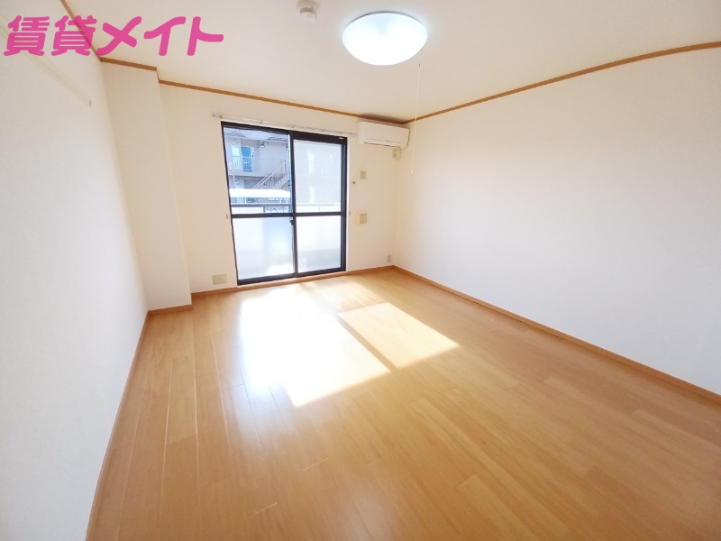 居室・リビング　同物件別室反転タイプ画像