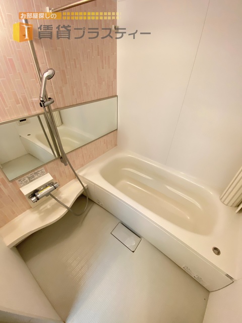 バス・シャワールーム　贅沢な広々バスルーム。