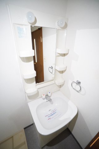 洗面設備　※同物件・反転タイプの写真です。