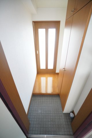 玄関　※同物件・反転タイプの写真です。
