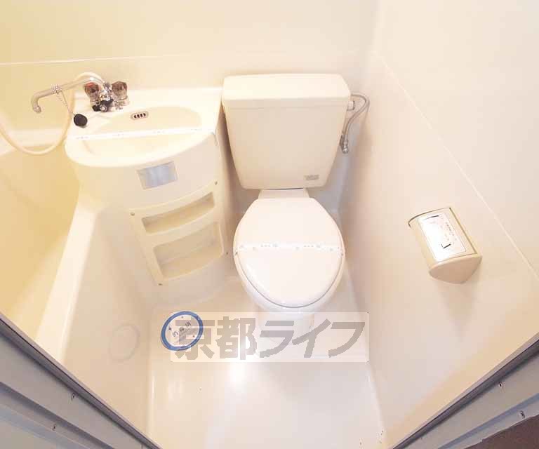 トイレ　清潔感のあるユニットバスです。