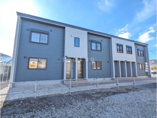 建物外観　コンビニが近隣にあり快適で便利な生活が待っています