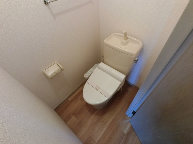 トイレ　もちろん温水洗浄便座付き！