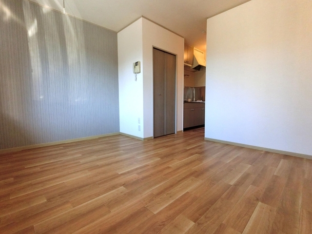 居室・リビング　木目がキレイな床が印象的なお部屋です！