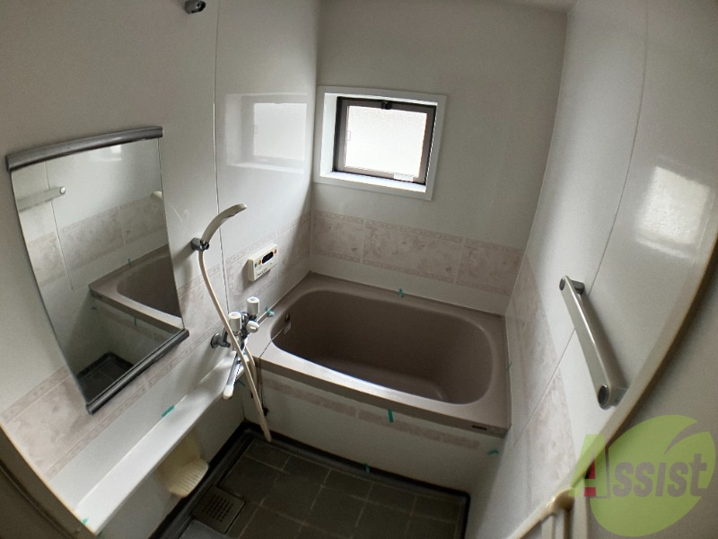 バス・シャワールーム　浴室は狭すぎず、シャワーも浴びやすそうです。