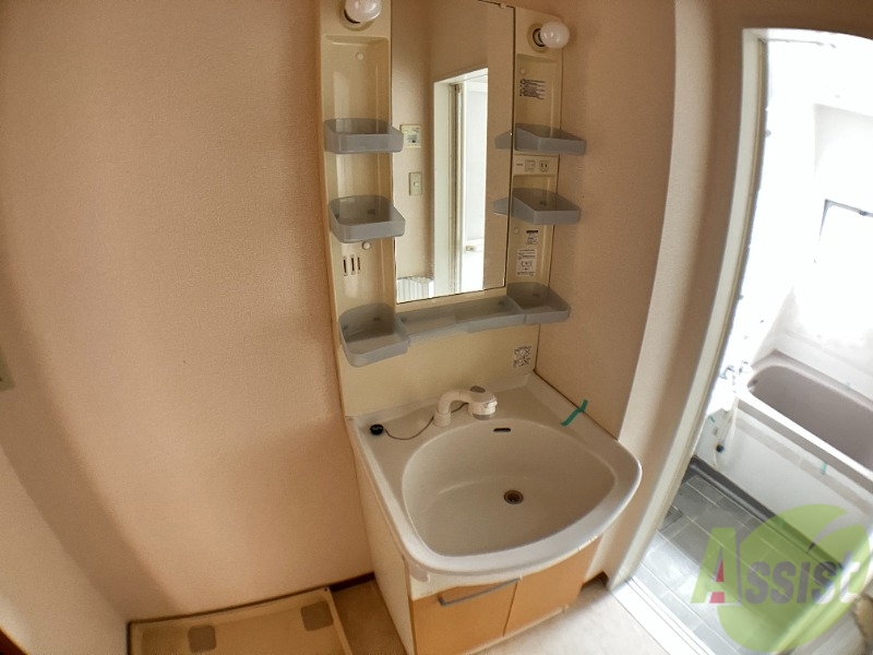 洗面設備　洗面所は独立しており、シャワー付きです。