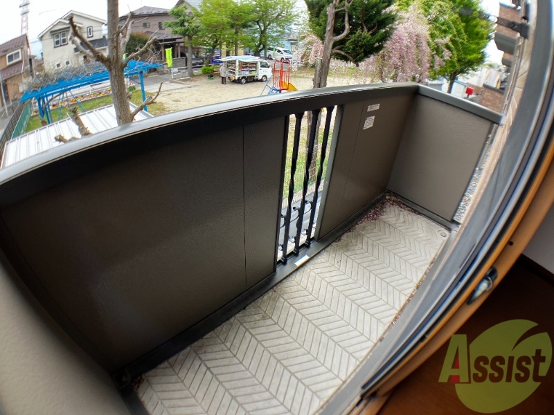 バルコニー　バルコニーは洗濯物がはかどりそうな広さがありますよ。