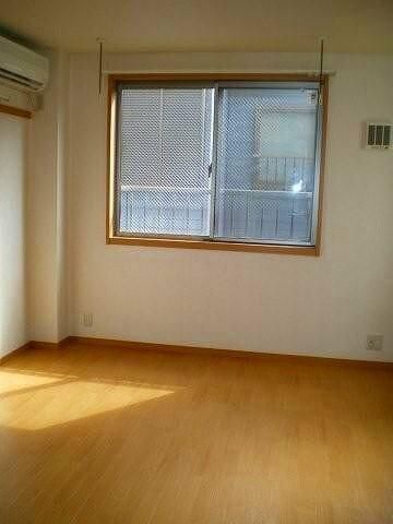 居室・リビング　別号室参考写真です