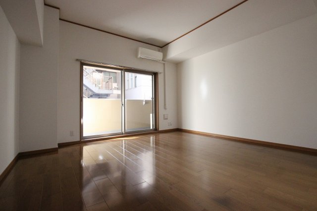 居室・リビング　同物件別号室のものです。