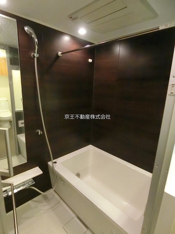 バス・シャワールーム　追い焚き機能付きの浴室です