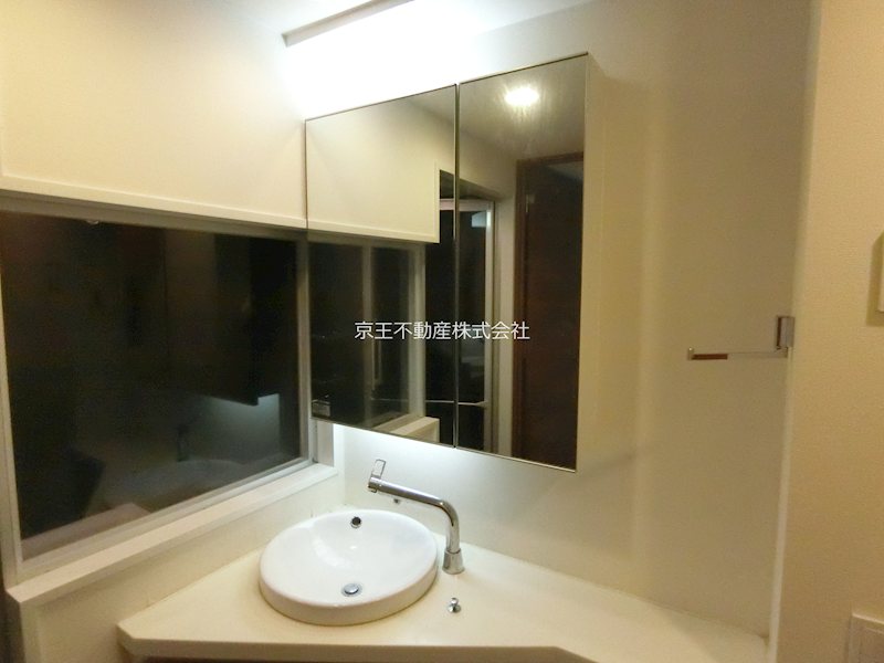 洗面設備　忙しい朝にも嬉しい独立洗面台です