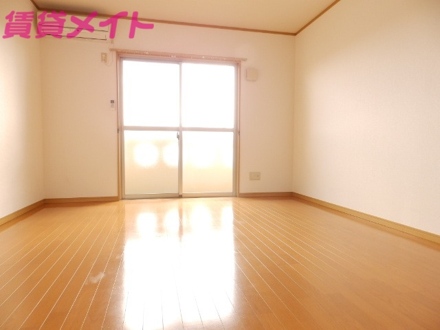 居室・リビング　同物件別室写真