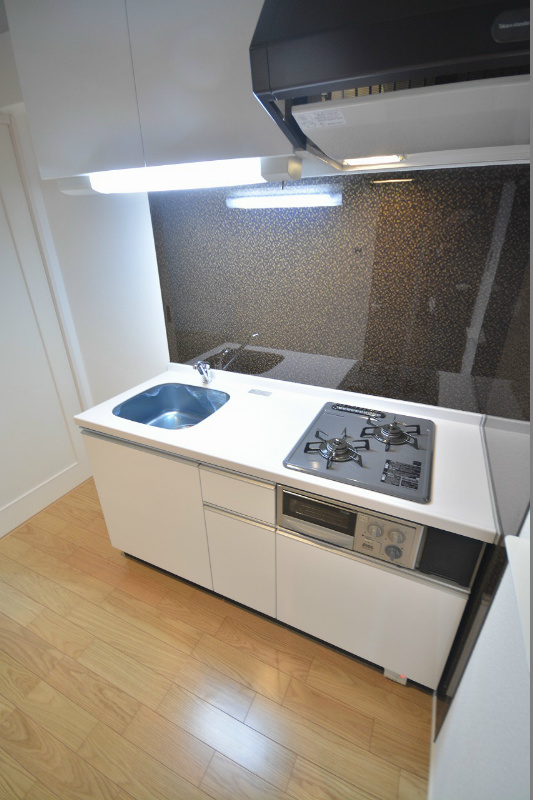 キッチン　換気システムやコンロ、グリル付きのキッチンです。