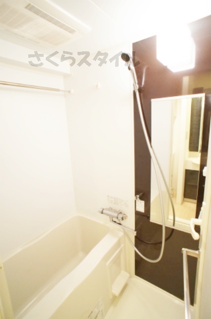 バス・シャワールーム　浴室乾燥機付き♪