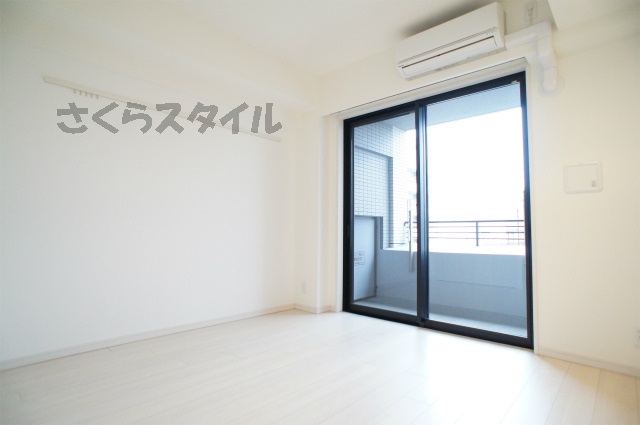 居室・リビング　エアコン付き・開放感のある室内♪