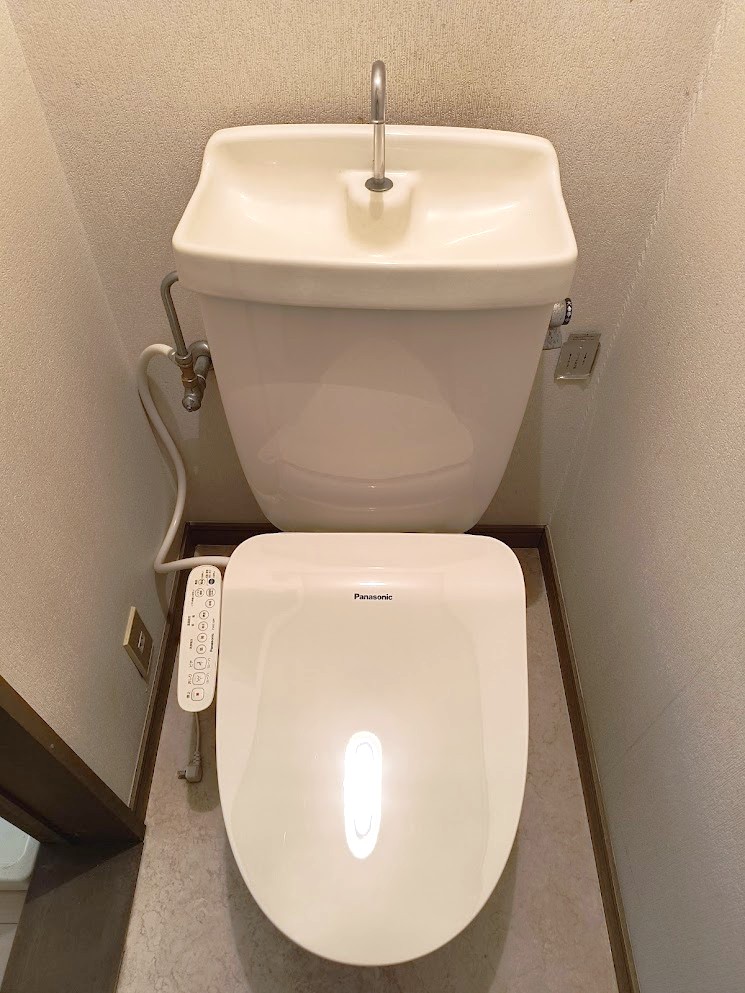 トイレ　温水洗浄便座です