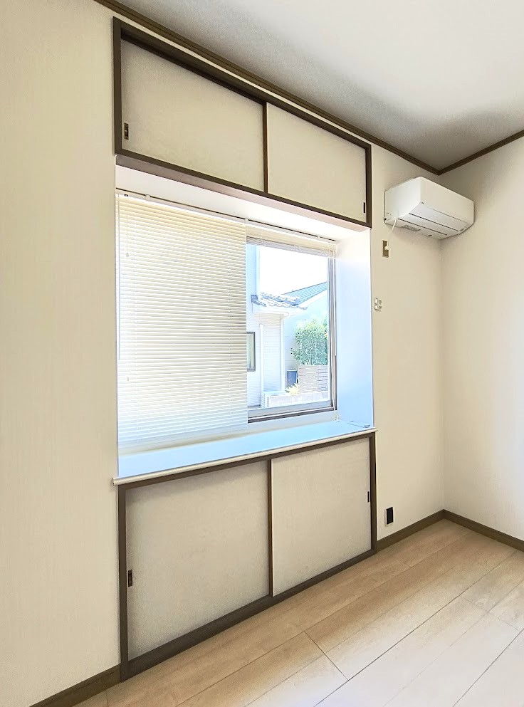 収納　窓の上下にも便利な収納があるのでお部屋をきれいに保てます