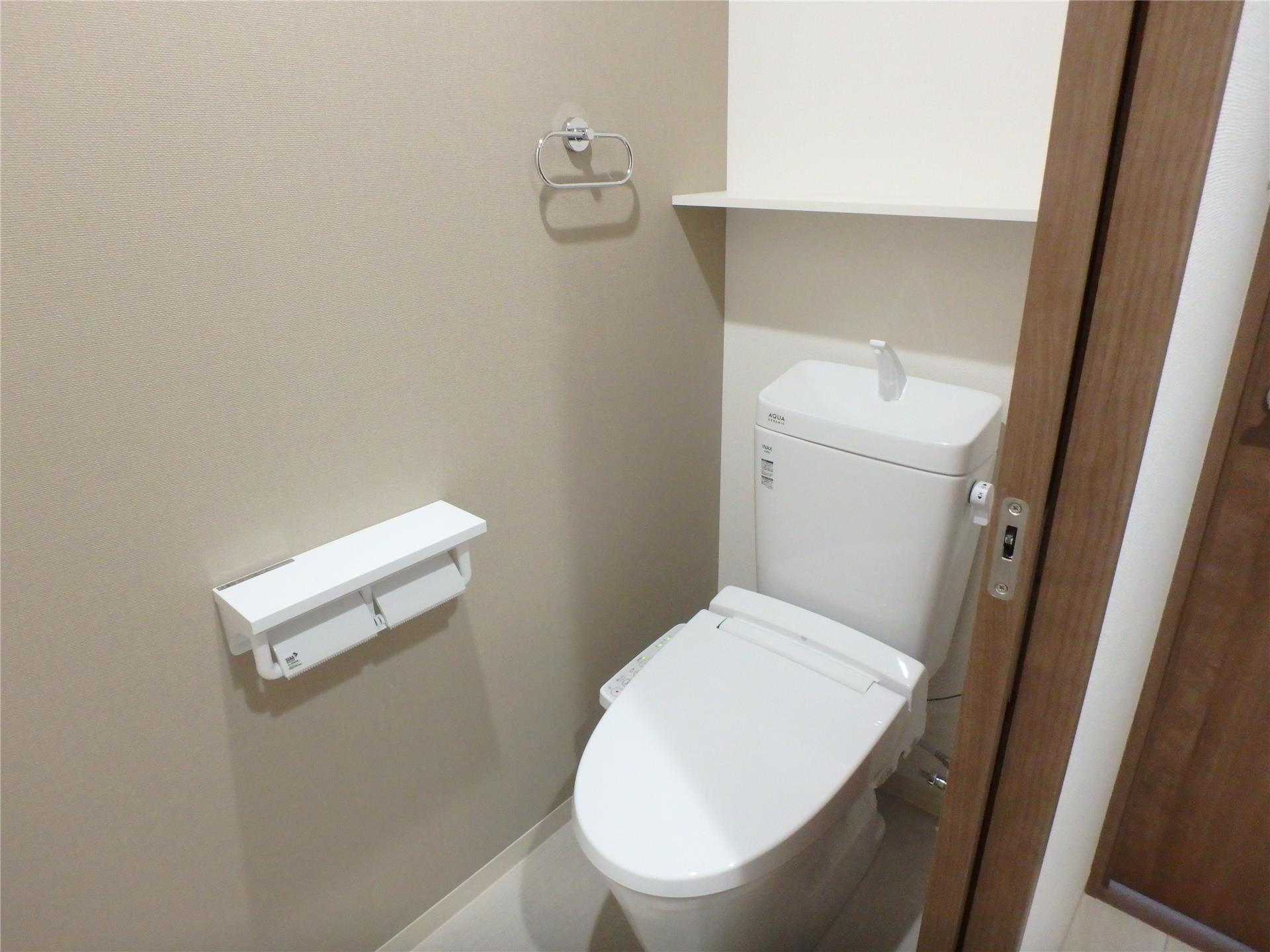 トイレ　棚付きのトイレです