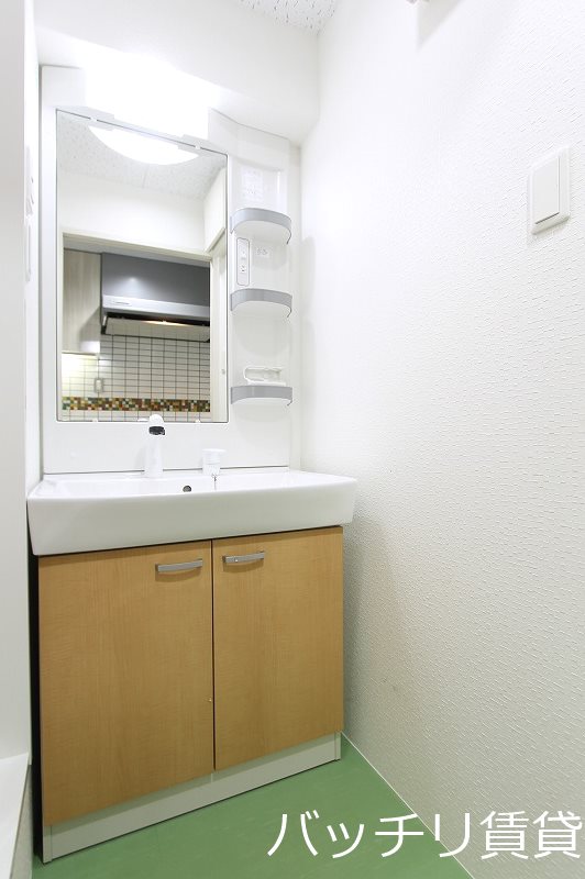 洗面設備　画像は別号室イメージの為、現況を優先いたします。