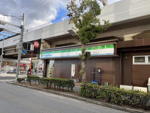 コンビニ　ファミリーマート 小阪駅前店（コンビニ）まで625m