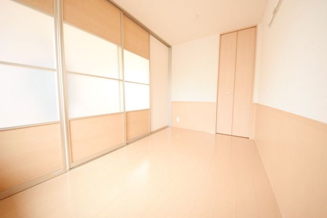 居室・リビング　3.7帖の明るい洋室です