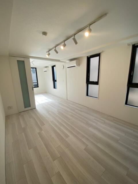 居室・リビング　落ち着いた色調の洋室です