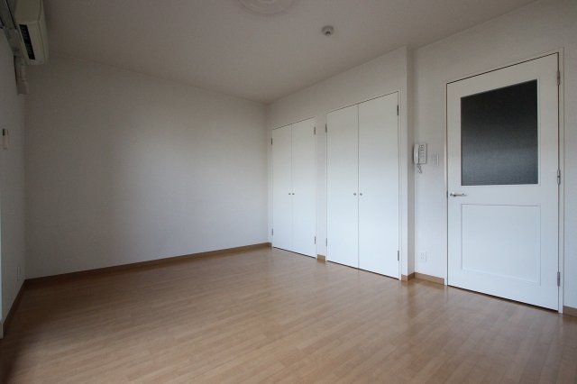 居室・リビング　同物件別号室のものです。