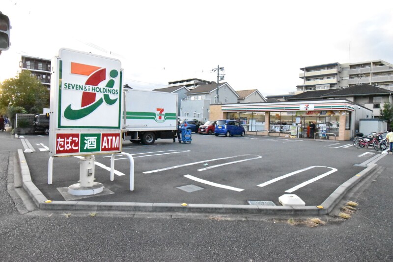 コンビニ　セブンイレブン東浦和駅北通り店（コンビニ）まで426m